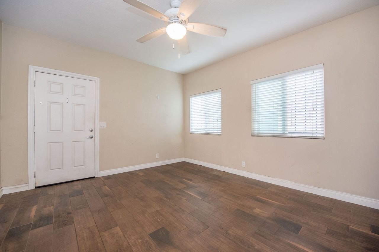 12511 Columbia Way - Photo 4 of 15
