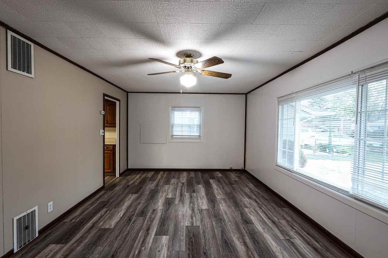1906 Sweetser Ave - Photo 2 of 10