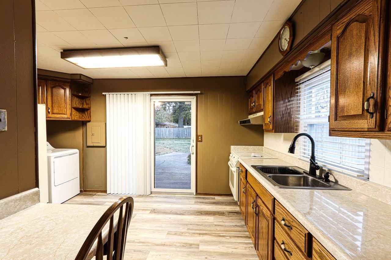 1906 Sweetser Ave - Photo 3 of 10