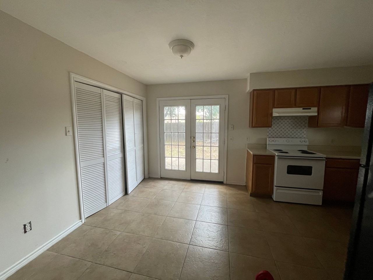 1900 Holleman Dr W - Photo 4 of 16
