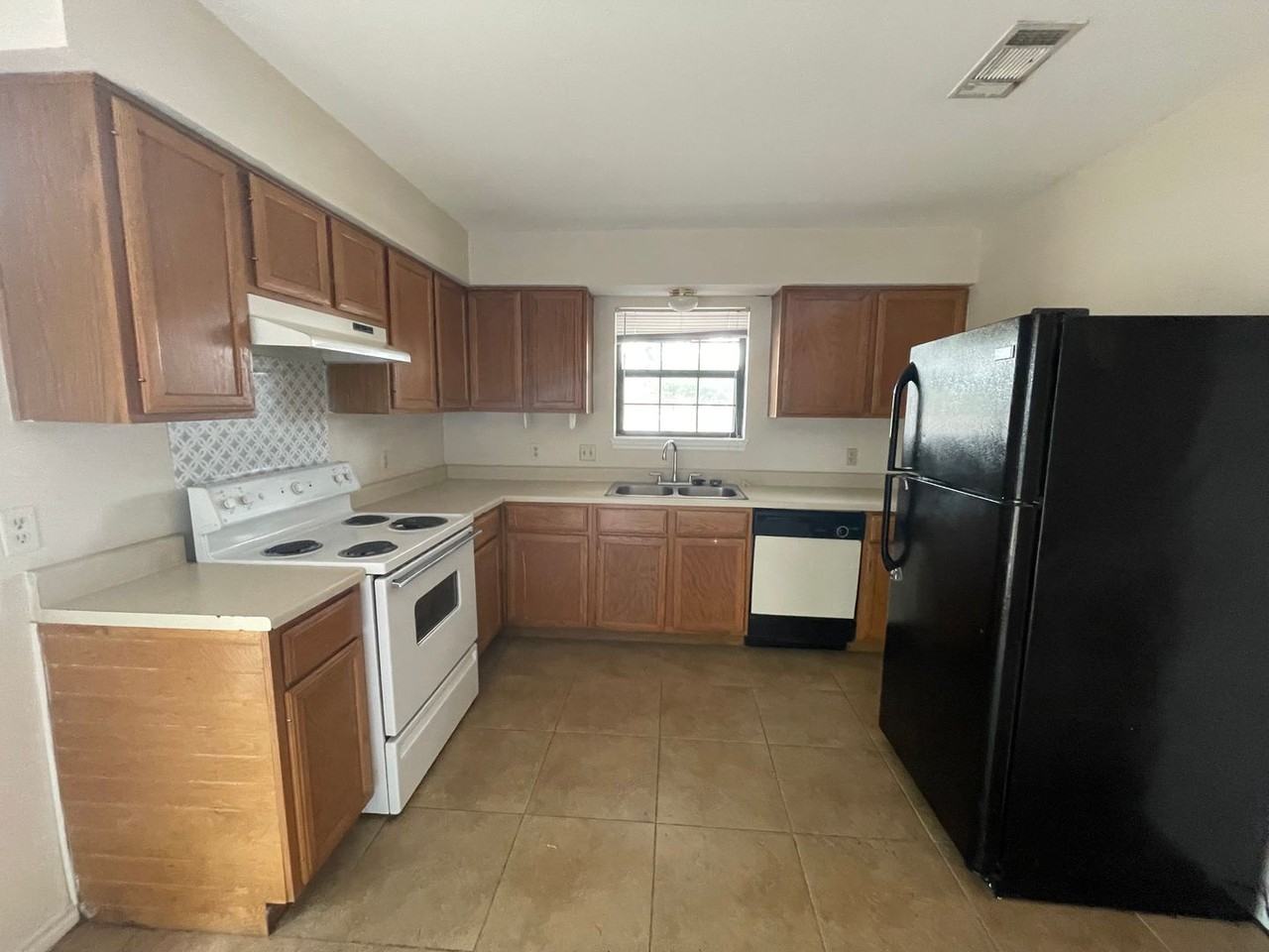 1900 Holleman Dr W - Photo 5 of 16