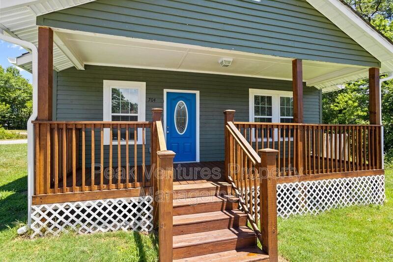 704 Fairfax St - Photo 4 of 20