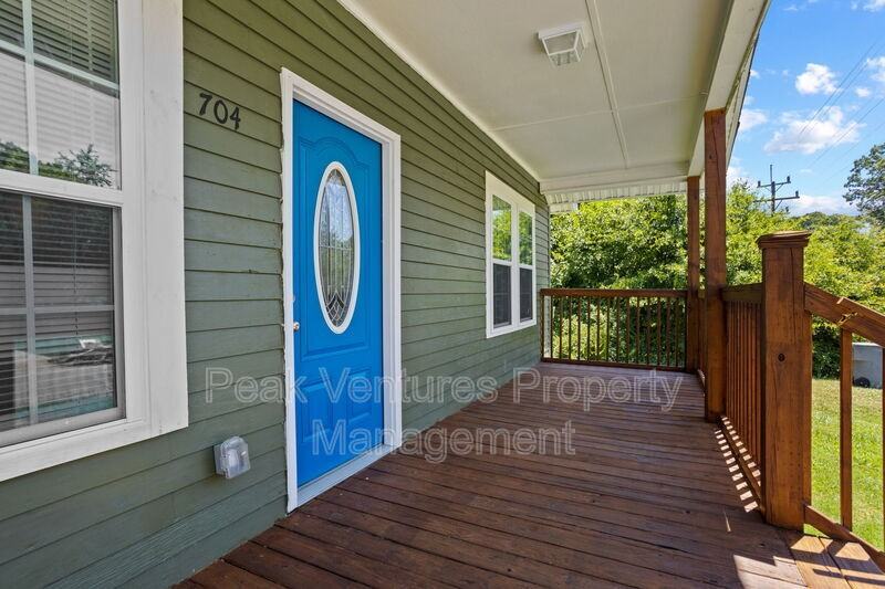 704 Fairfax St - Photo 5 of 20