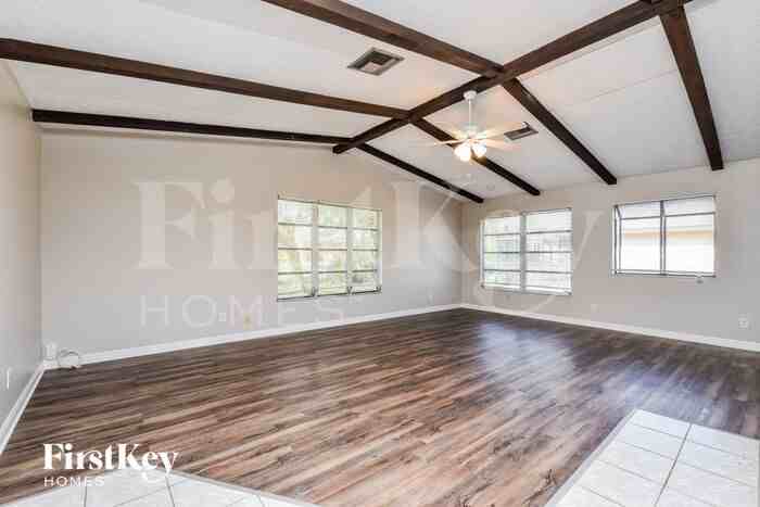 306 Se 32nd St - Photo 2 of 15