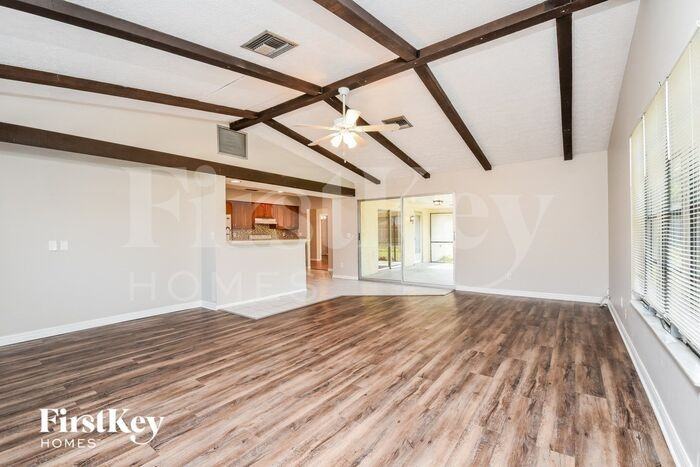 306 Se 32nd St - Photo 3 of 15