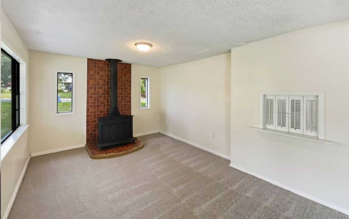 303 Carleton St - Photo 2 of 15