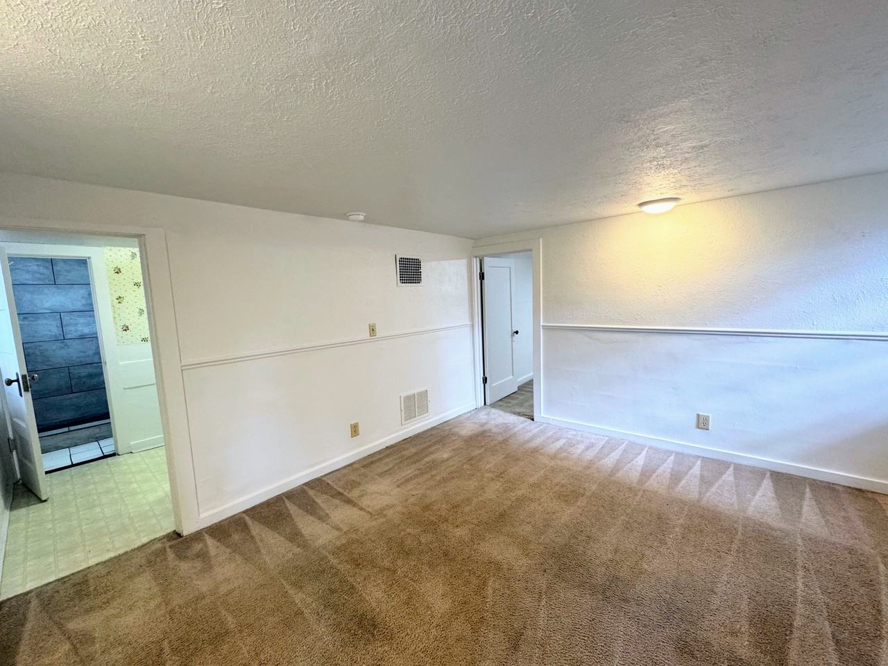 230 1/2 N Spencer Ct - Photo 2 of 8