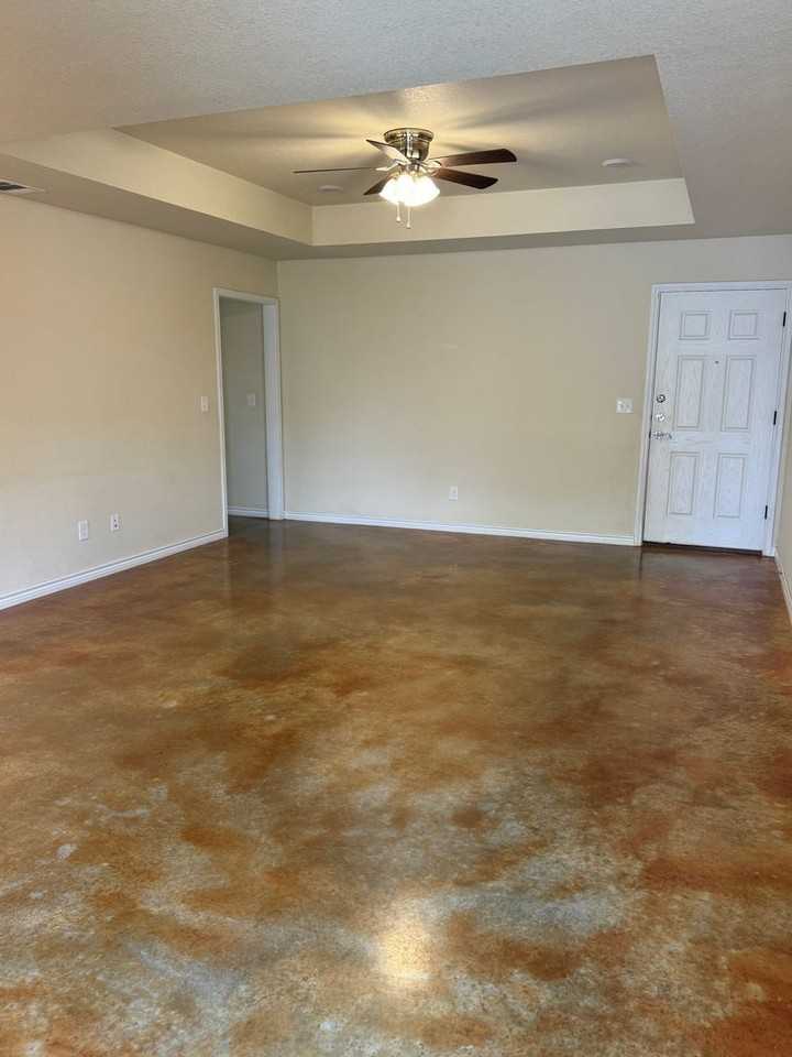 1109 E Avenue F - Photo 3 of 14