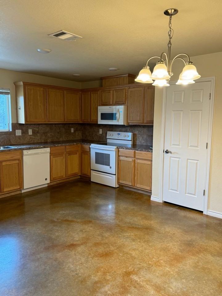 1109 E Avenue F - Photo 4 of 14