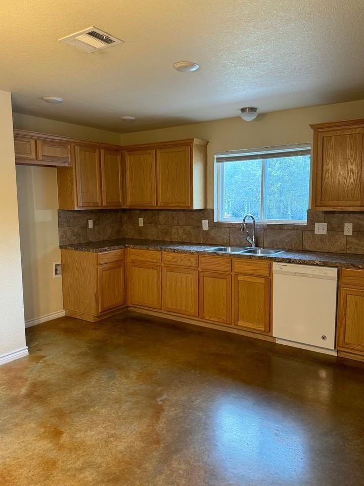 1109 E Avenue F - Photo 5 of 14