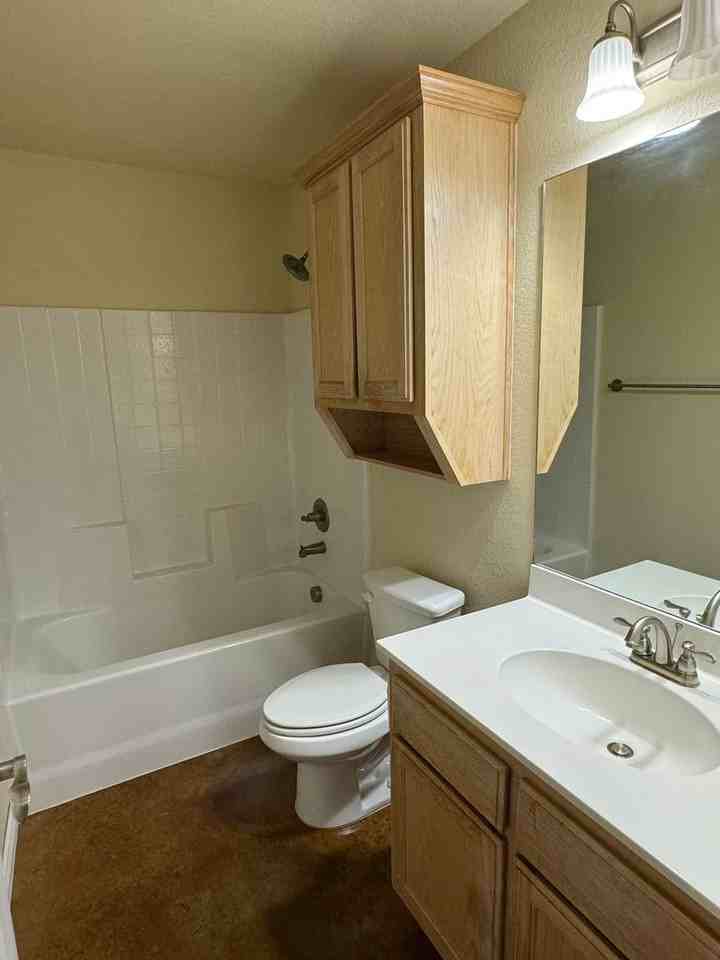 1109 E Avenue F - Photo 7 of 14