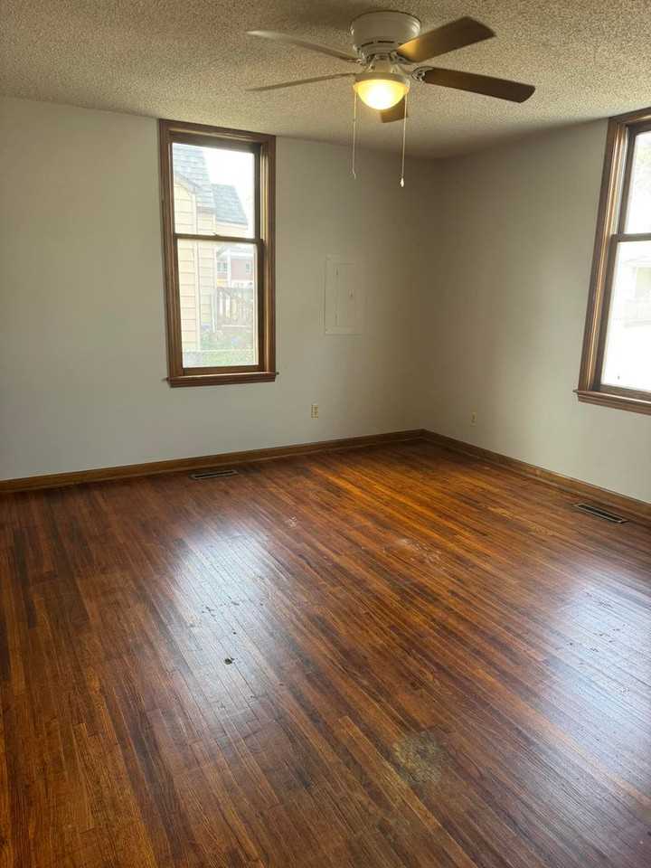 1006 E Division St - Photo 2 of 12