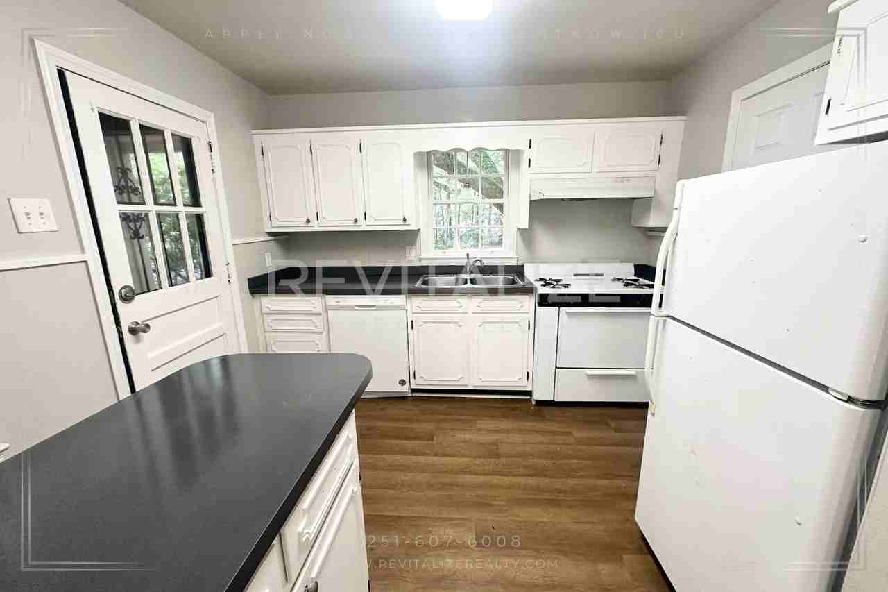 370 Byron Ave W - Photo 3 of 11