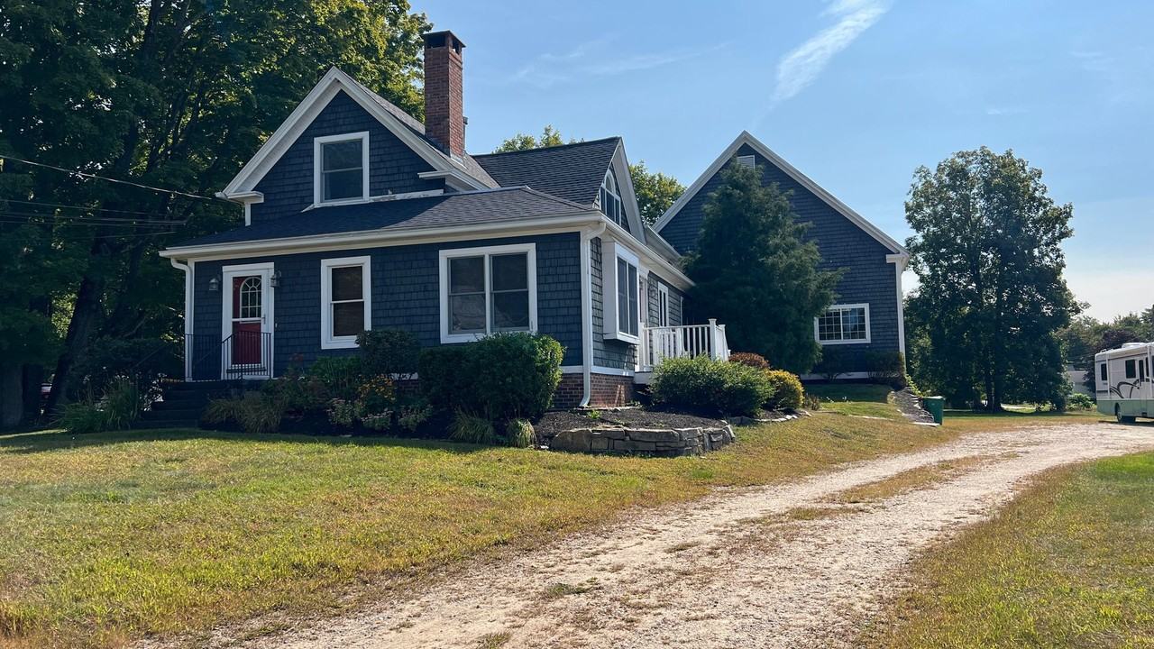 597 Portland St - Photo 4 of 6