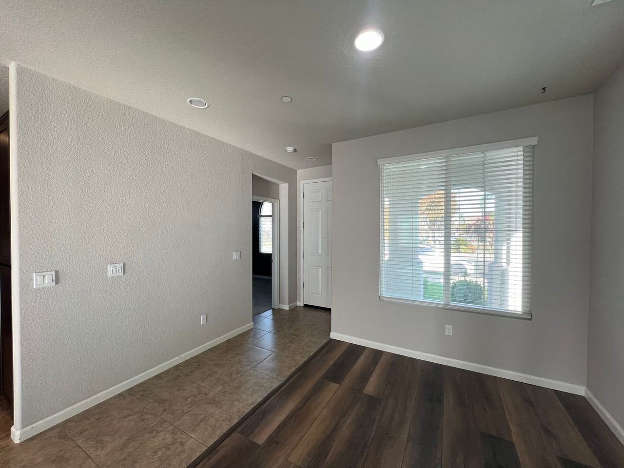 525 Ashwood Ln - Photo 7 of 42