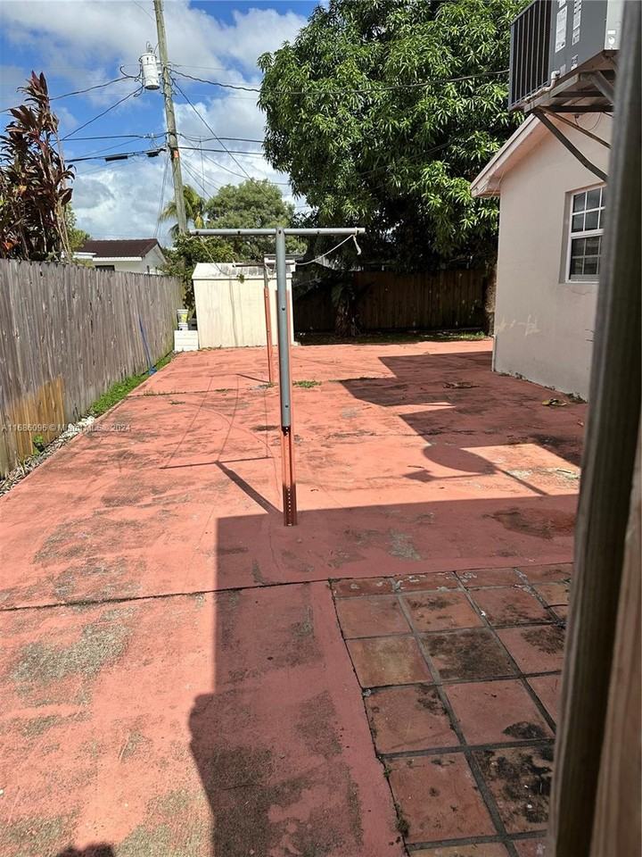 10321 Sw 51st St - Photo 2 of 8