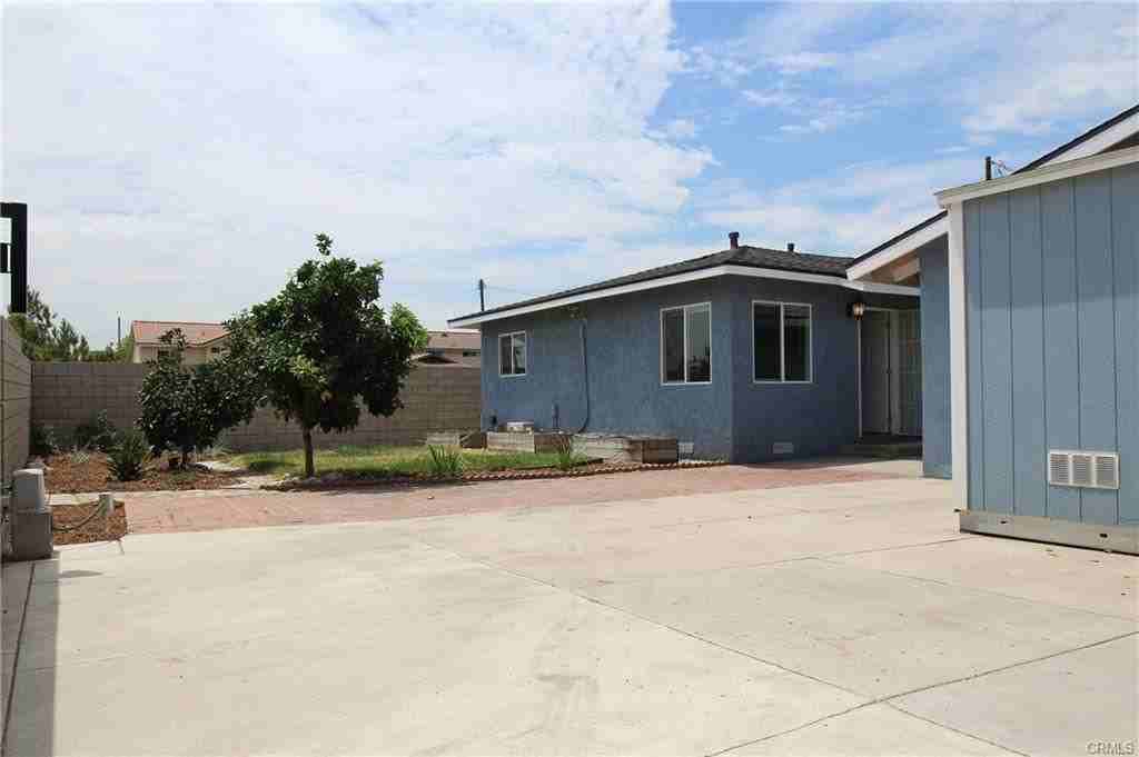 4944 Bleecker St ##1/2 - Photo 3 of 13