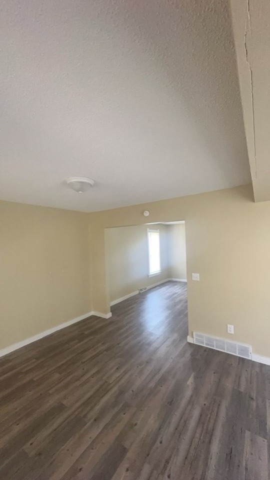 2114 Woodford St - Photo 3 of 5