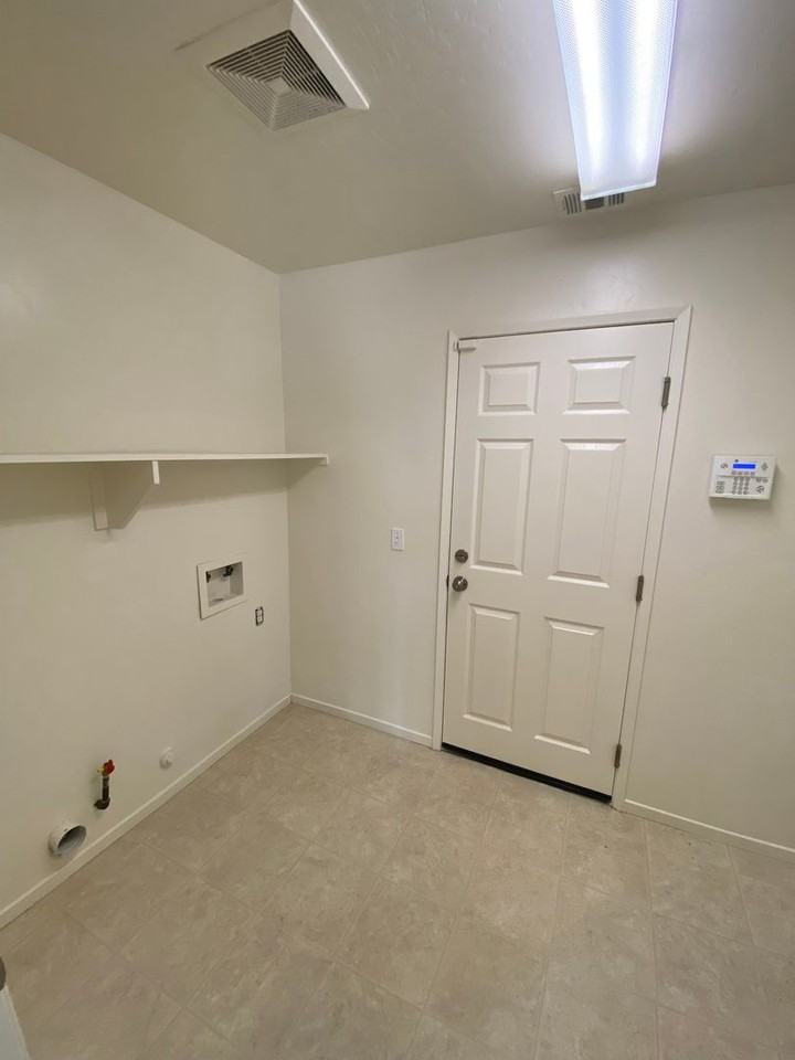 1025 W Reese Ct - Photo 5 of 34