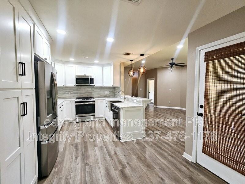 15457 Oakstone Dr - Photo 3 of 10