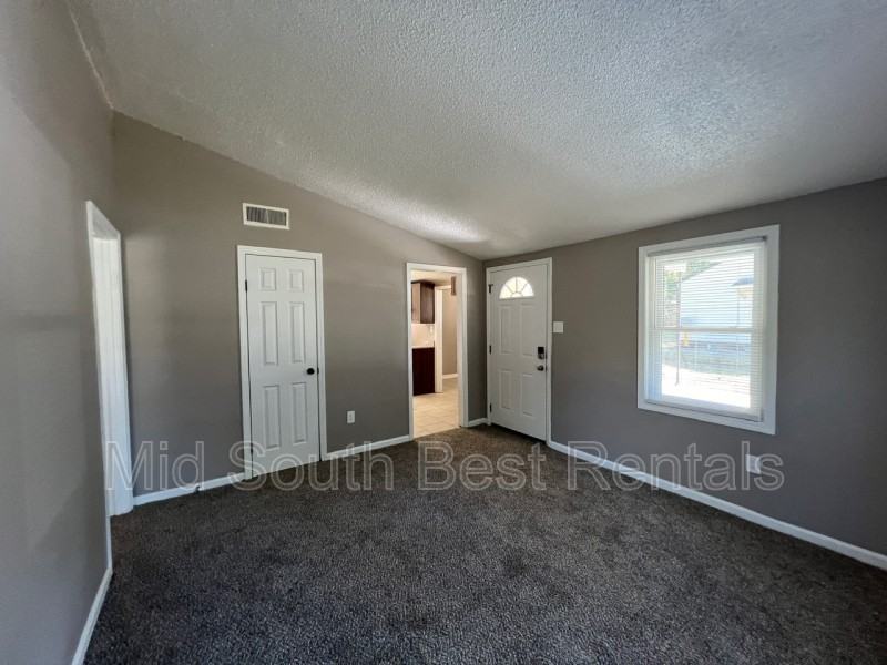 3904 Ajanders Dr - Photo 2 of 8