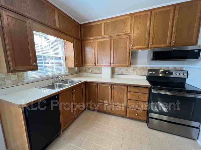 4322 Northwest Dr - Photo 6 of 19