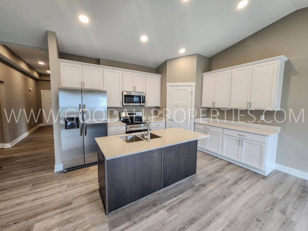 660 Nw Rosemont Dr - Photo 2 of 20