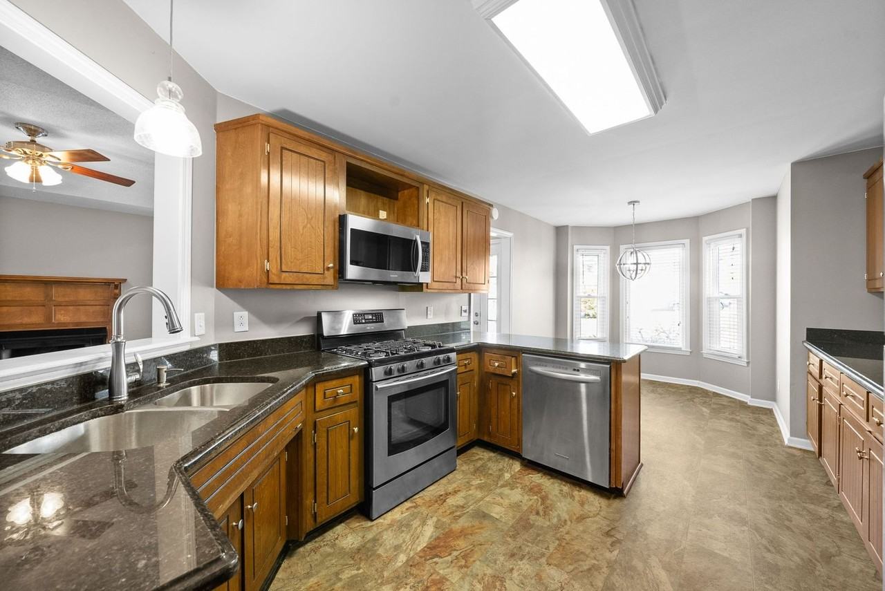 714 W Creek Dr - Photo 2 of 36