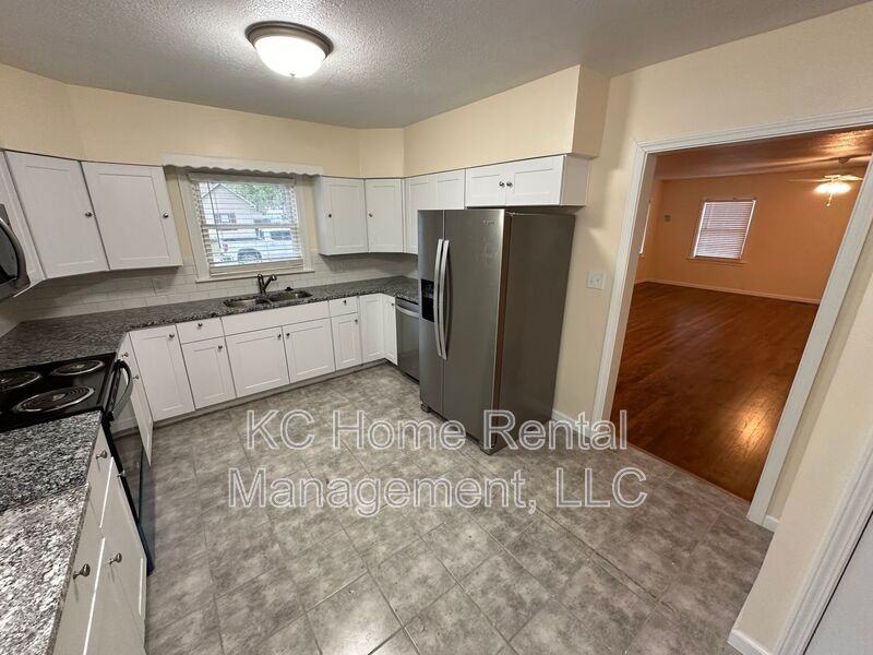 215 S Cherry St - Photo 3 of 44