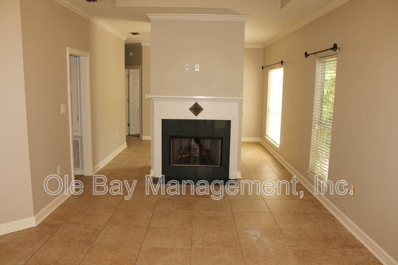 1005 Pinemont Dr - Photo 3 of 13