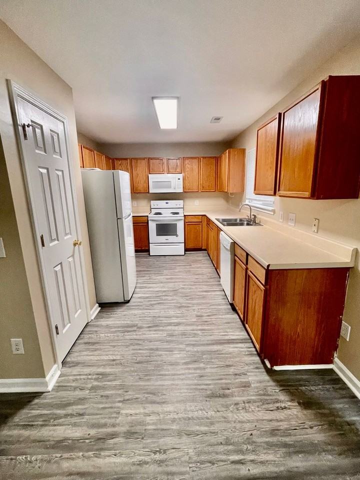 2509 Fairstone Ave - Photo 5 of 17