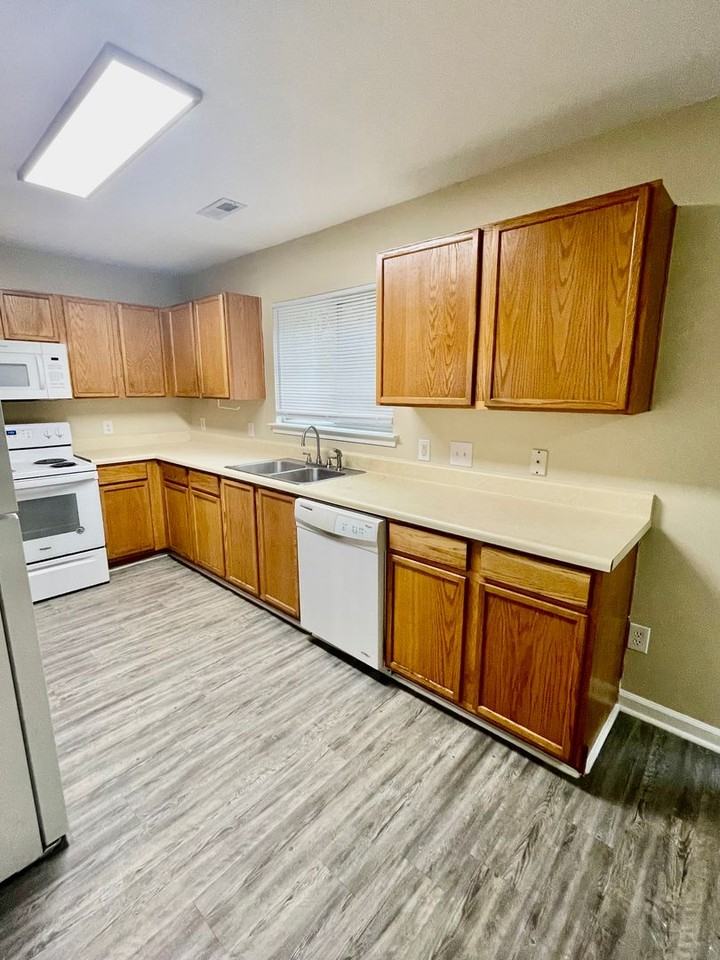 2509 Fairstone Ave - Photo 7 of 17