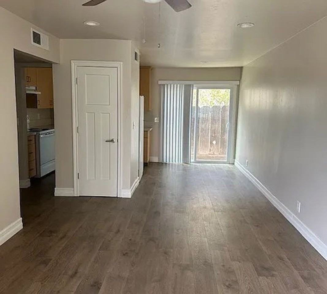 578 N Brown St - Photo 4 of 16