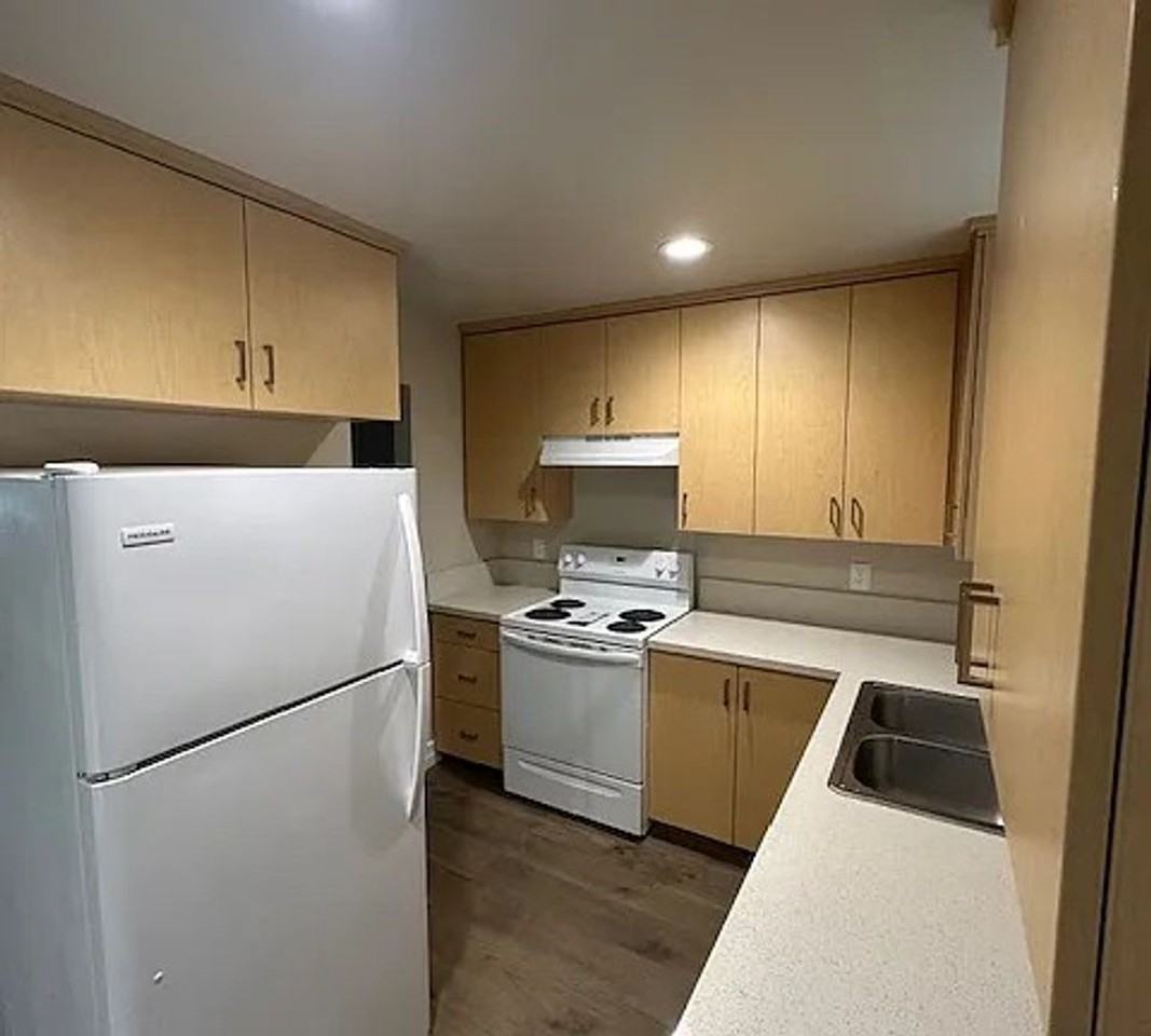 578 N Brown St - Photo 6 of 16