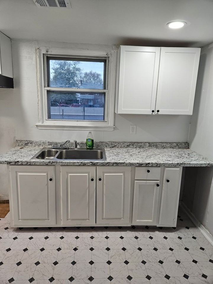 2725 South Forwood Street - Photo 3 of 9