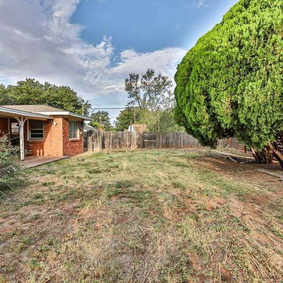 2110 65th St - Photo 3 of 40