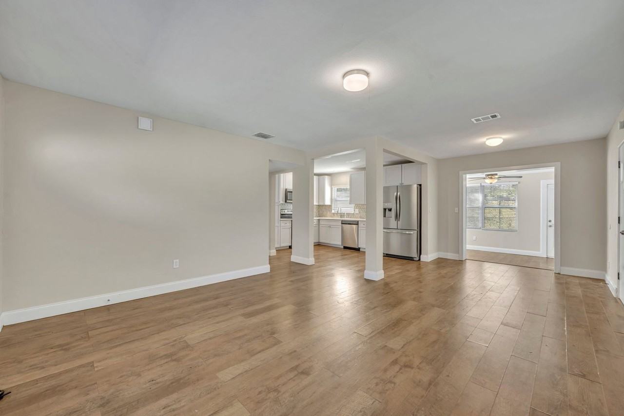 3202 Drake Dr - Photo 4 of 36