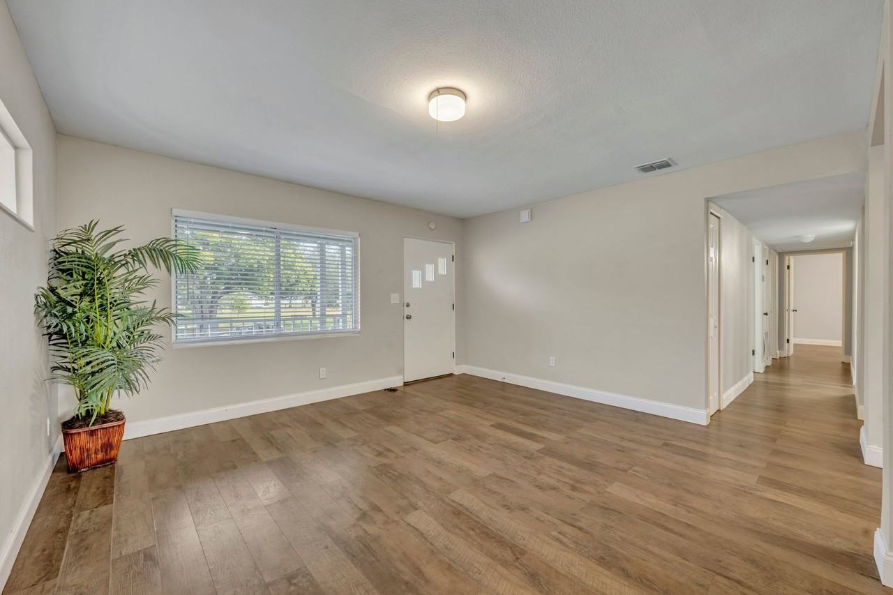 3202 Drake Dr - Photo 6 of 36