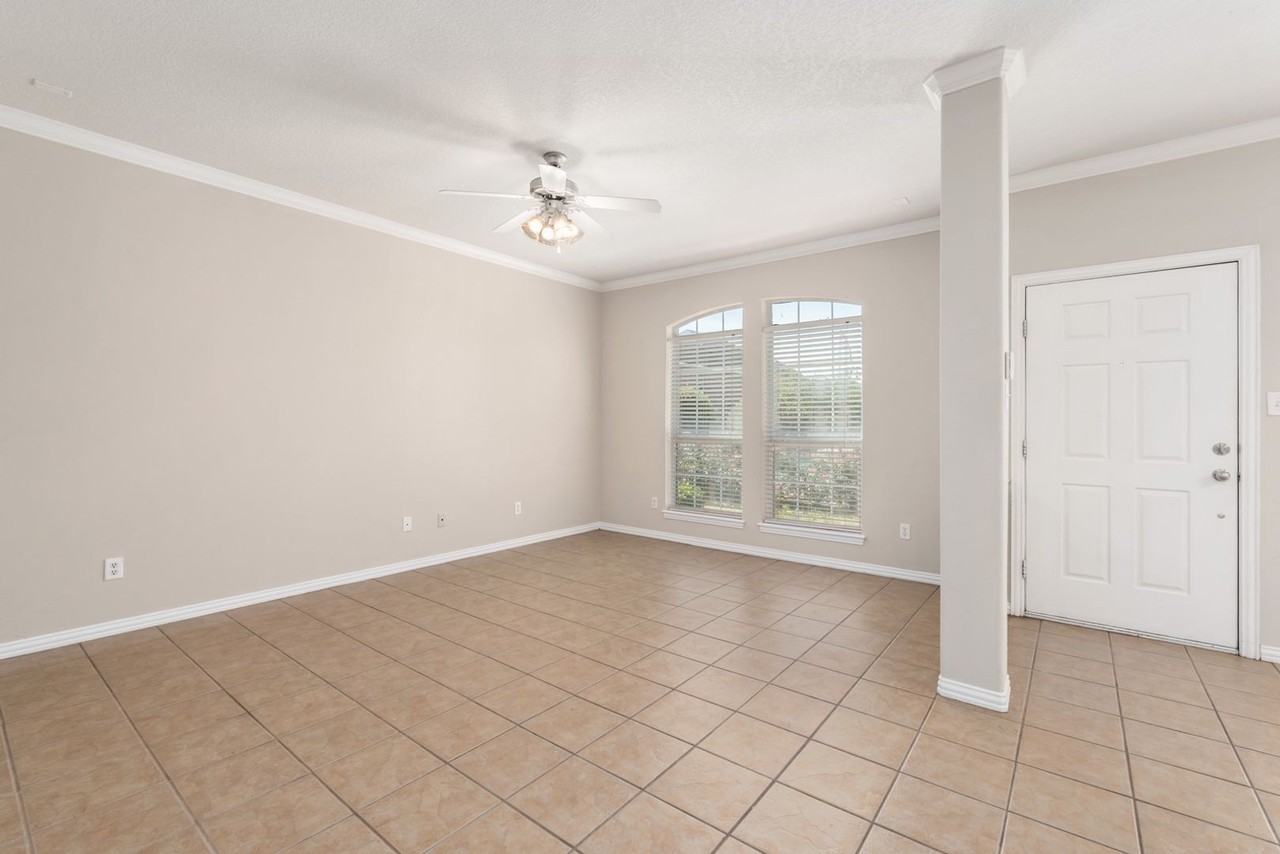 1001 Krenek Tap Rd #1805 - Photo 4 of 17