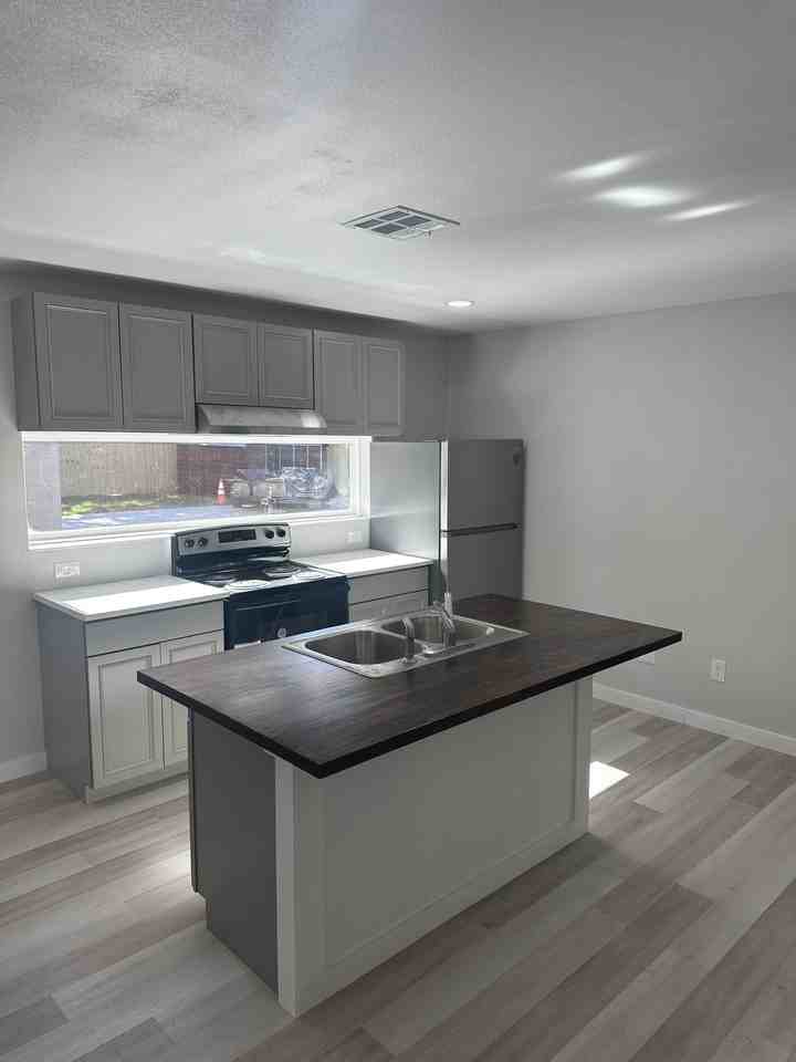 812 East Mitchell Street - Photo 2 of 10