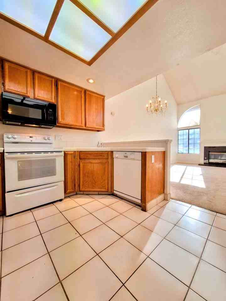 2726 Buena View Ct - Photo 3 of 38