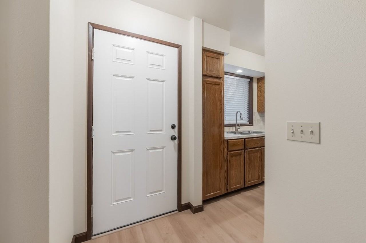 730 E Gregory Ln - Photo 3 of 21