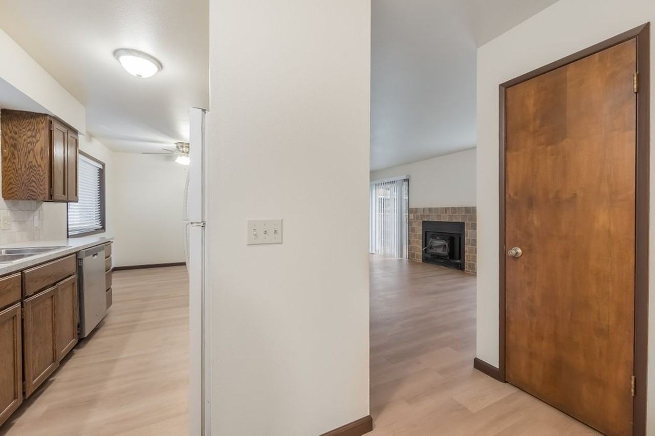 730 E Gregory Ln - Photo 4 of 21