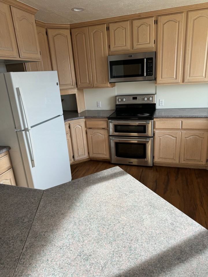 576 S 330 E American Fork, UT 84003 - Photo 2 of 33