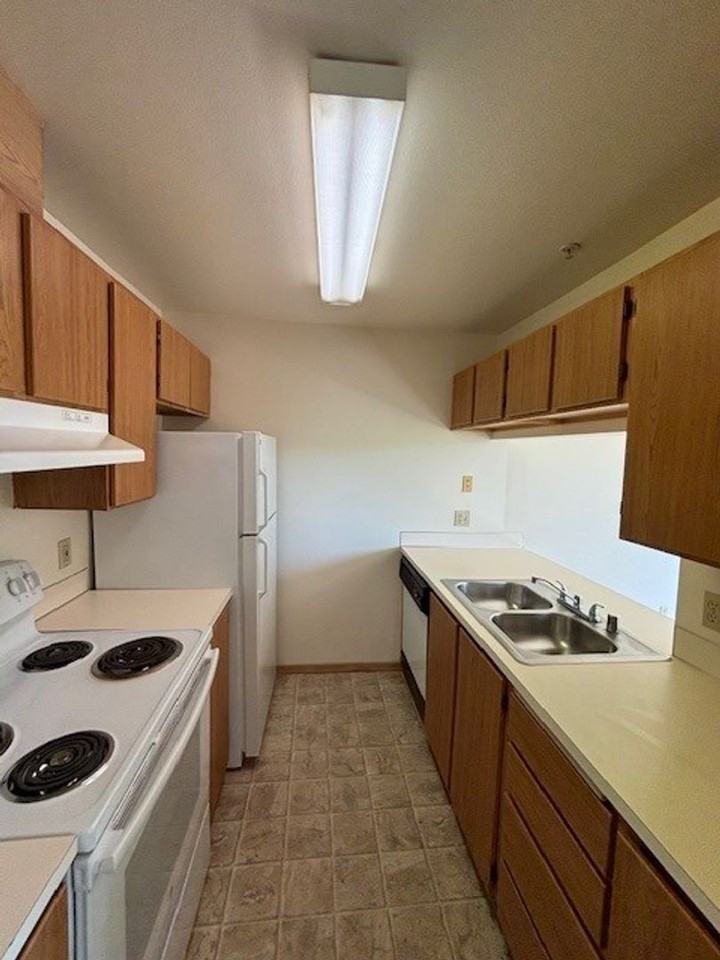 English Gardens Apartments - Photo 6 of 21