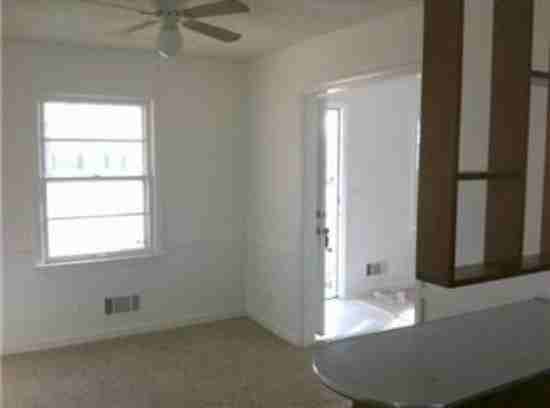 10104 White Ave - Photo 3 of 9