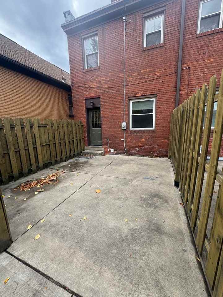 415 Sweetbriar St - Photo 3 of 8