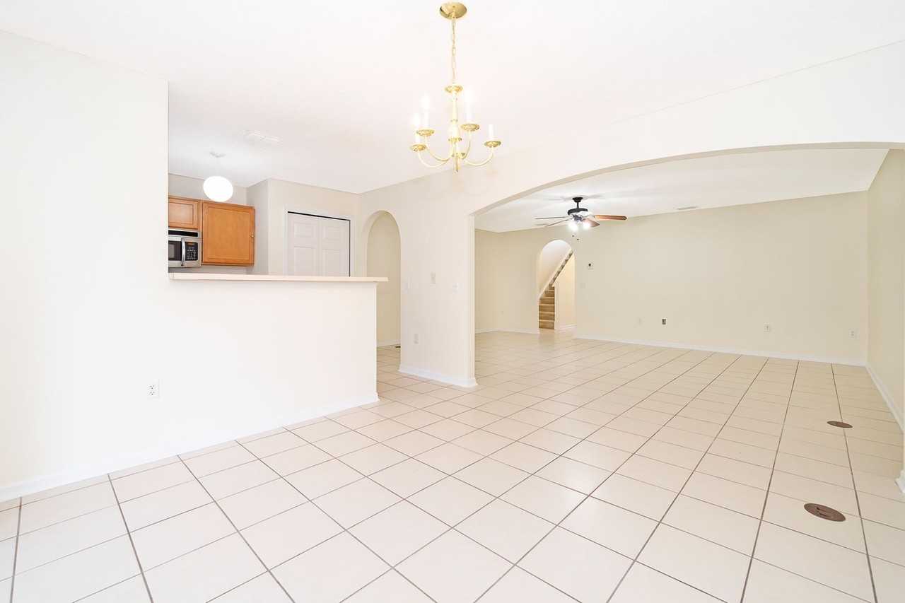2720 Merrieweather Ln - Photo 4 of 31