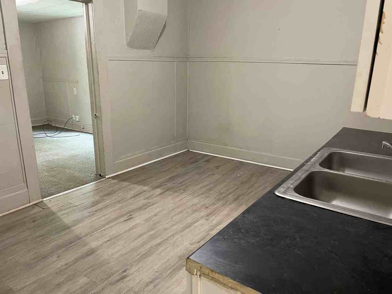 2234 N Travis Ave - Photo 5 of 10