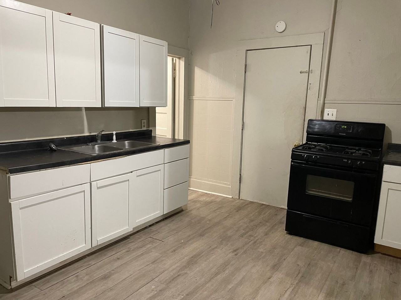 2234 N Travis Ave - Photo 2 of 10